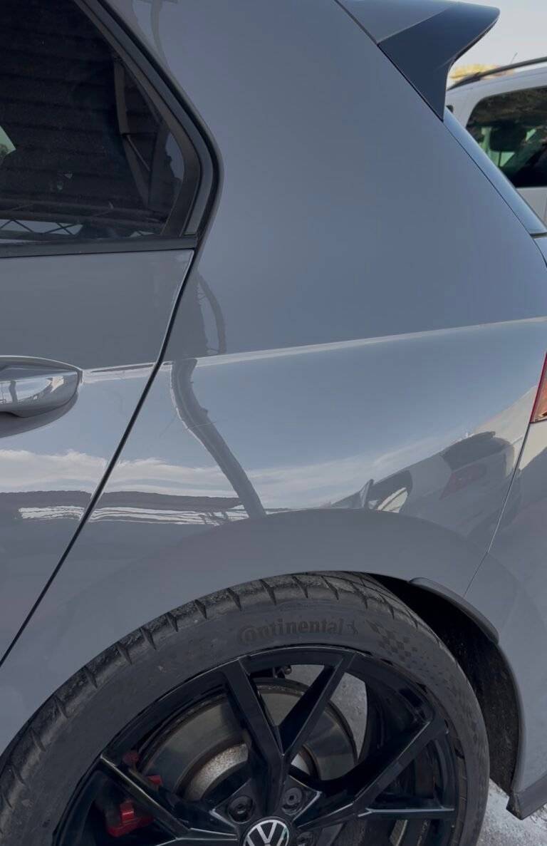 reparacion de rayada hecha con llave en aleta trasera de un golf gti